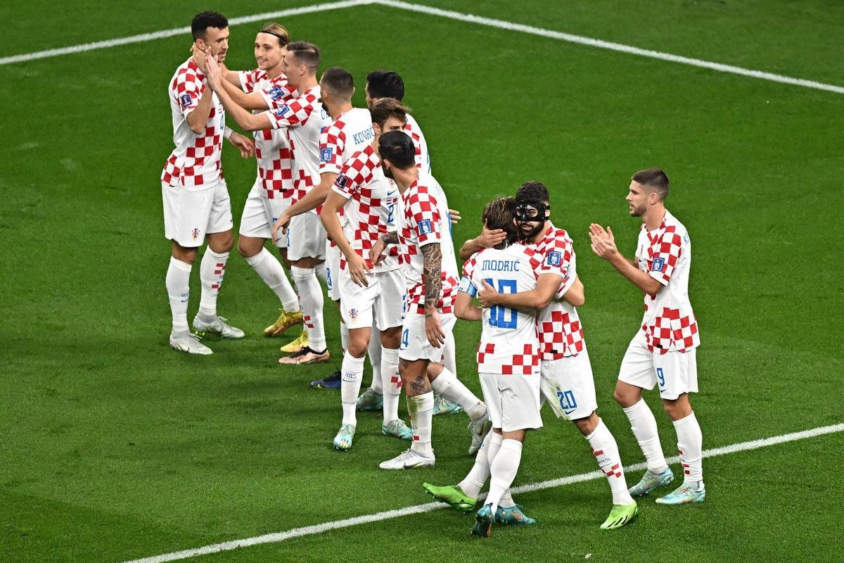 Josko Gvardiol abriu o placar para a Crocia sobre o Marrocos com um lindo gol de cabea: 1 a 0