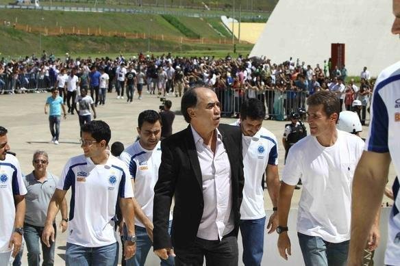 Governador Anastasia entregou uma placa aos campees brasileiros e recebeu uma camisa do Cruzeiro de presente, na Cidade Administrativa