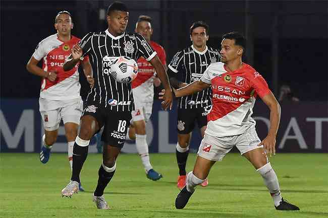 Corinthians, de Lo Natel, jogou bem abaixo das expectativas e no saiu do zero com paraguaios