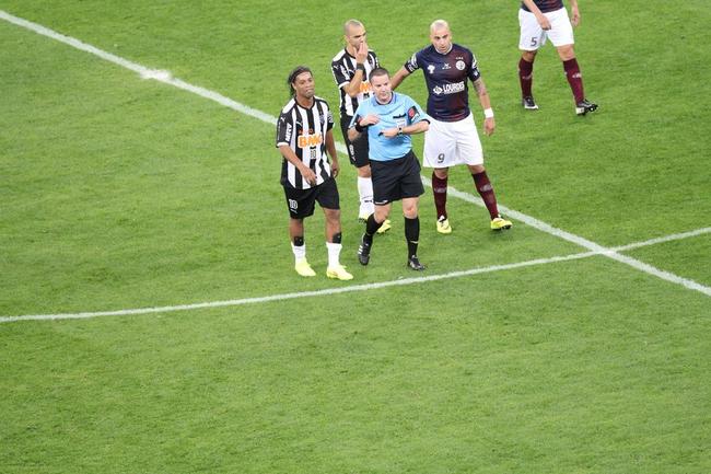Ronaldinho pode ter feito, contra o Lans, na despedida da Recopa, o seu ltimo jogo pelo Atltico