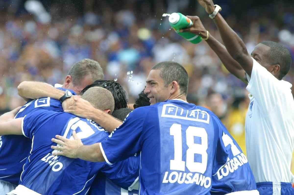 Em 30 de novembro de 2003, Cruzeiro derrotou o Paysandu por 2 a 1, no Mineiro, pela 44 rodada, e confirmou o ttulo brasileiro de forma antecipada. Zinho, no primeiro tempo, e Mota, no segundo, marcaram os gols celestes. Aldrovani descontou para o Papo. Depois do apito final, uma grande festa tomou conta do gramado e das arquibancadas. 