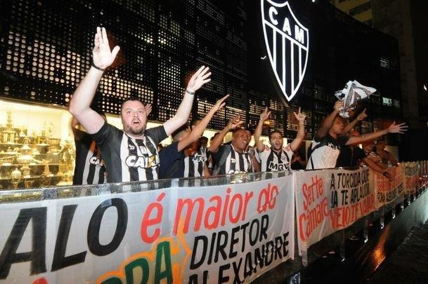 Torcedores do Atltico protestaram contra jogadores, Sette Cmara e Gallo