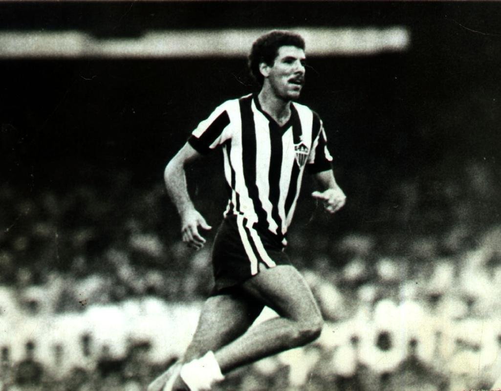 Toninho Cerezo - 400 jogos - Foi um dos principais jogadores na histria do Atltico. Entre os anos de 1974 e 1983, conquistou nove ttulos e participou de duas Copas do Mundo. Aos 42 anos, voltou ao Galo para fazer sua partida de despedida na Copa Centenrio de Belo Horizonte