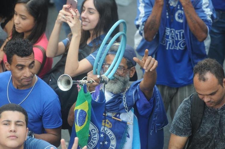De Confins, jogadores do Cruzeiro hexacampees da Copa do Brasil saram em carro aberto pelas ruas de Belo Horizonte. No Centro da capital, milhares de pessoas aguardavam os jogadores para a festa.
