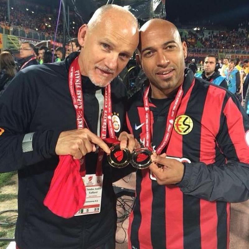 Fotos do ex-lateral-esquerdo Ded atuando por Atltico e Borussia Dortmund