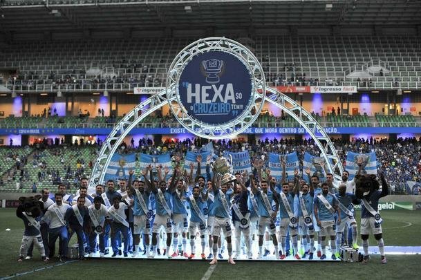 Jogadores, integrantes da comisso tcnica e dirigentes do Cruzeiro recebem faixas alusivas ao ttulo da Copa do Brasil