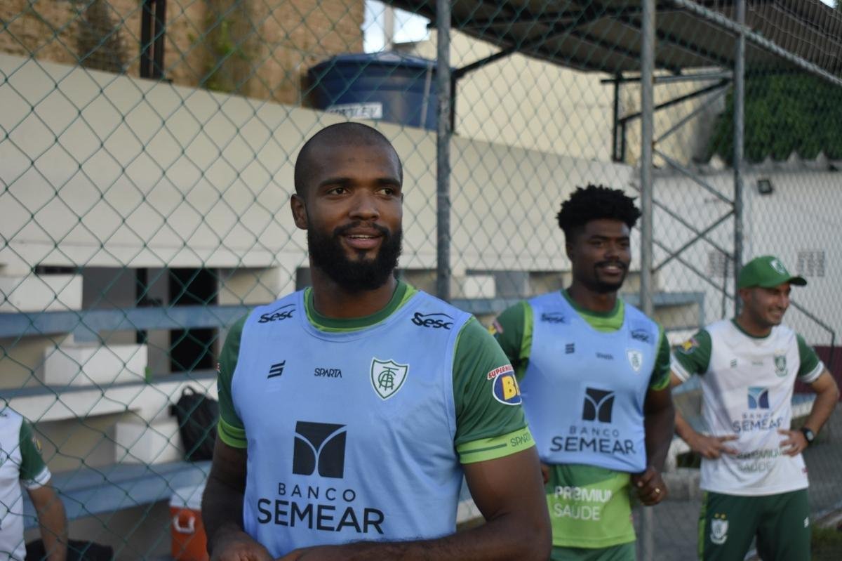 O América treinou na tarde desta sexta-feira (4) em Maceió, visando o confronto contra o CSA pela 26ª rodada da Série B do Campeonato Brasileiro. A partida será realizada neste sábado (5), às 18h30, no Estádio Rei Pelé, em Alagoas.