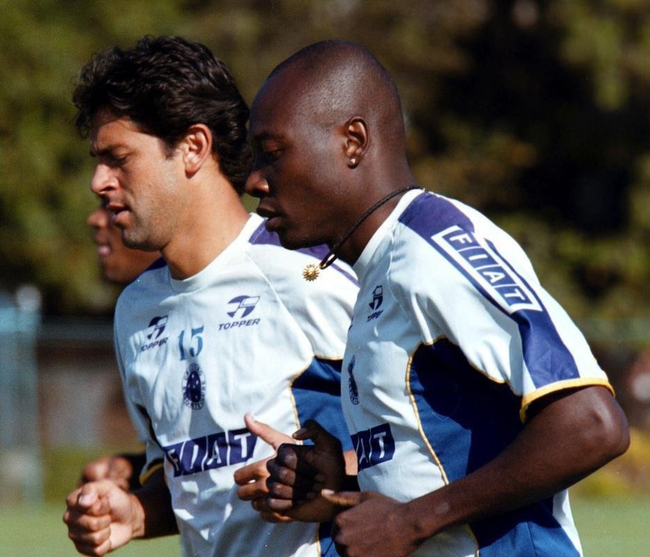 Fotos da passagem do jogador Rincn pelo Cruzeiro, em 2001.  Ele faleceu aos 55 anos nesta quarta-feira (13/4/2022), aps sofrer acidente automobilstico em Cali, na Colmbia, no dia 11.