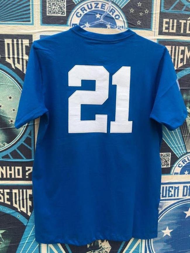 Camisas comemorativas lanadas por marca licenciada pelo Cruzeiro