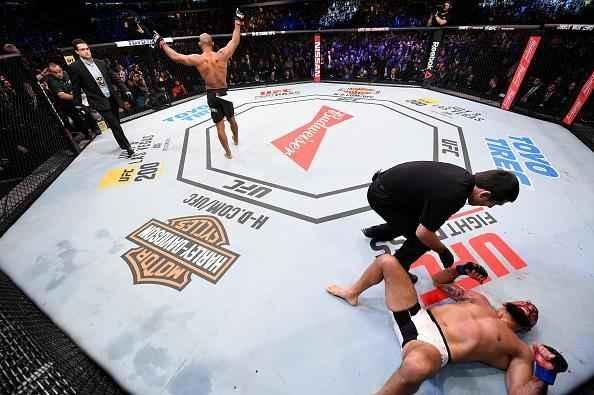 Imagens da vitória arrasadora de Jacaré sobre Belfort