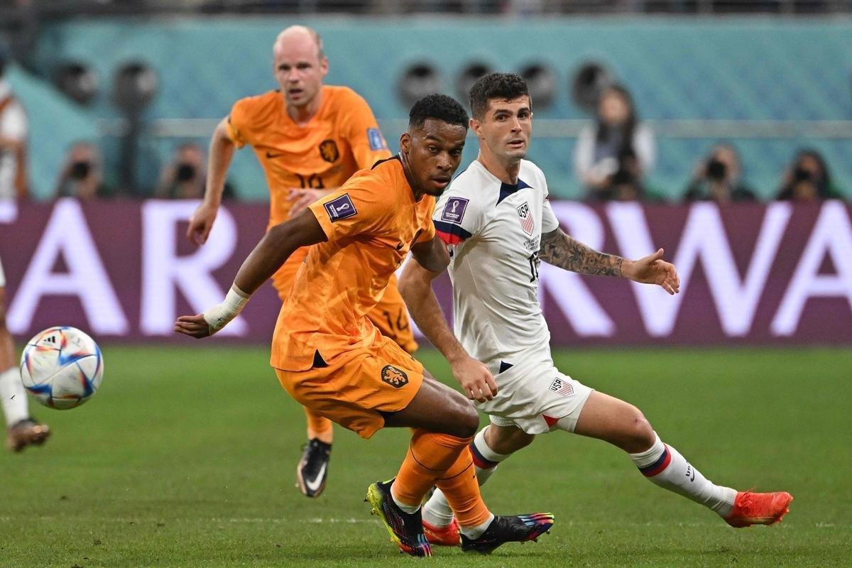 Lances do jogo entre Holanda e Estados Unidos pelas oitavas de final da Copa do Mundo.