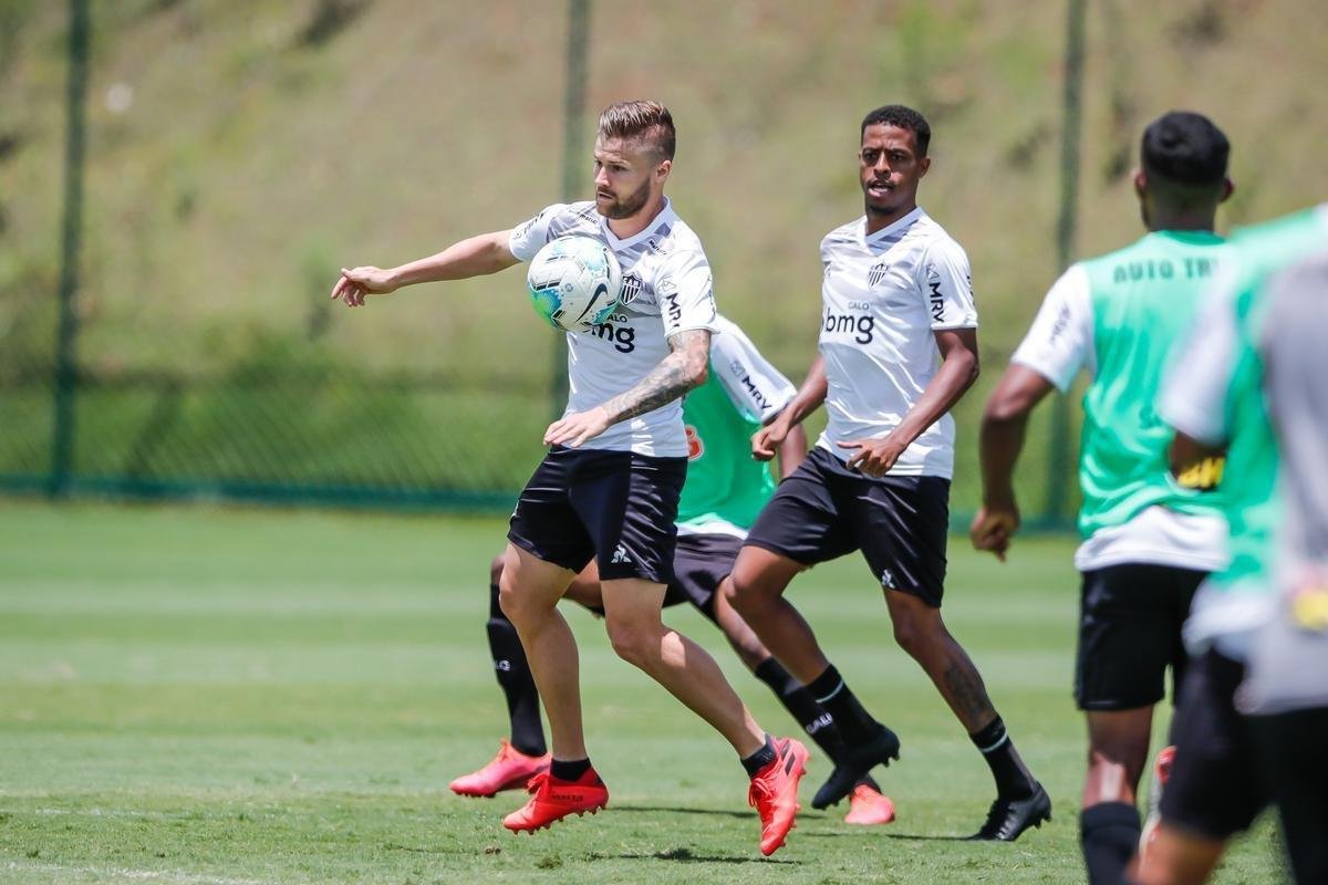 Aps polmica balada, Dylan e Marrony participam normalmente do treino na Cidade do Galo