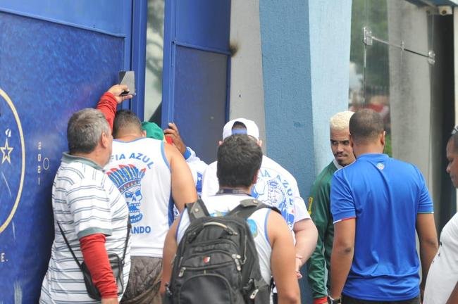 Torcedores do Cruzeiro protestam na porta da Toca da Raposa II, nesta quinta-feira (06/01), contra a sada do goleiro Fbio do clube