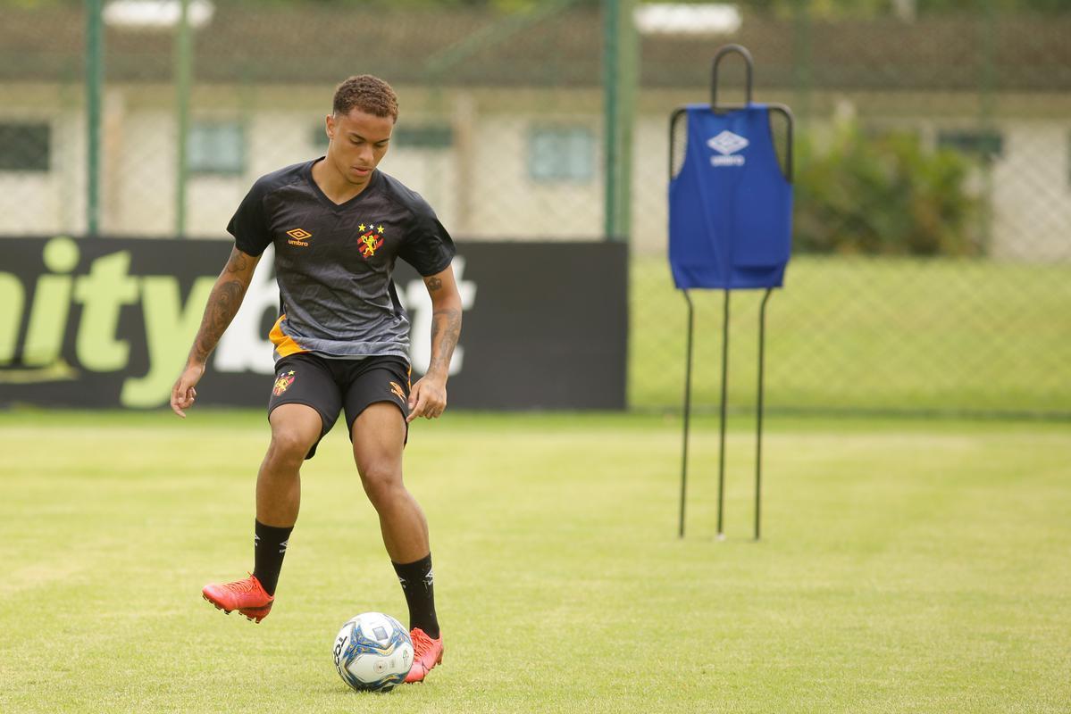 No primeiro trabalho, houve um treinamento tático, que exigia troca de passes e triangulações dos jogadores, com o elenco dividido em grupos de três atletas cada. Em seguida, os jogadores foram divididos em dois grupos no mesmo campo para o trabalho específico por setores de defesa e ataque. De um lado, os zagueiros, laterais e volantes participaram de um treino tático de posicionamento com o auxiliar Daniel Cerqueira. Do outro, os meias e atacantes fizeram um trabalho específico de passe e finalização sob o comando do técnico Daniel Paulista.