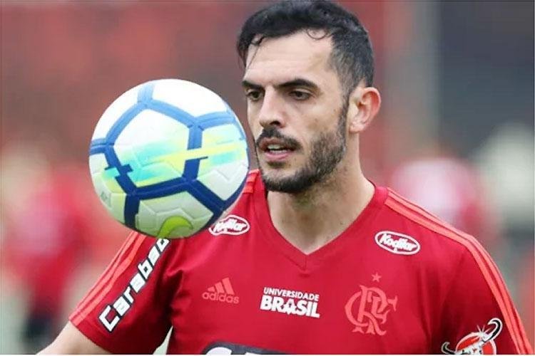 O Coritiba anunciou a contratao do zagueiro Rhodolfo, que estava no Flamengo