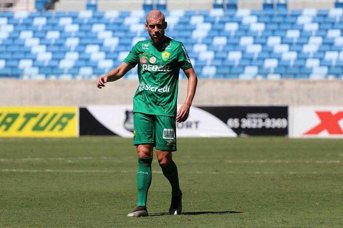 Uillian Correia - volante do Cuiab