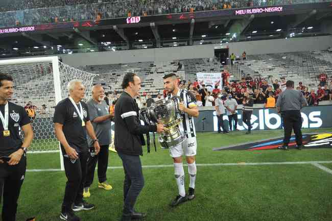 Atlético ergue a taça e festeja bi da Copa do Brasil