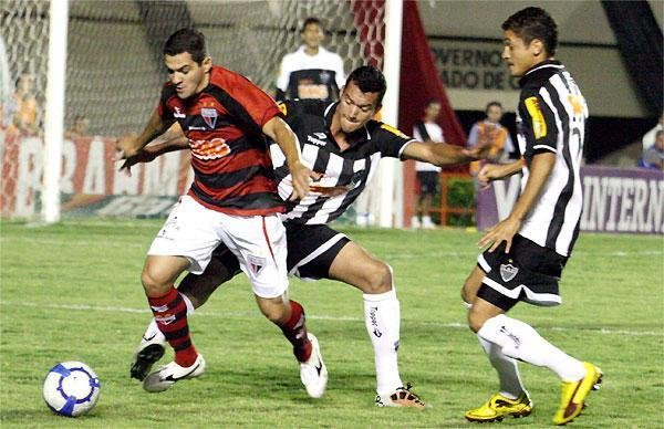 6 - O primeiro gol foi marcante. De bicicleta, Rver ajudou o Atltico a vencer por 3 a 2 o Atltico-GO, no Serra Dourada, em 2 de outubro de 2010. Naquele jogo, o zagueiro forou o recebimento de um carto amarelo que o rendeu uma suspenso para o duelo contra o Corinthians. Ele j no poderia atuar, pois defenderia a Seleo Brasileira.