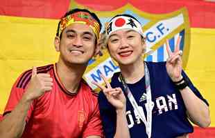 Japoneses e espanhis na partida pelo Grupo E da Copa do Mundo, no Estdio Internacional Khalifa, em Doga