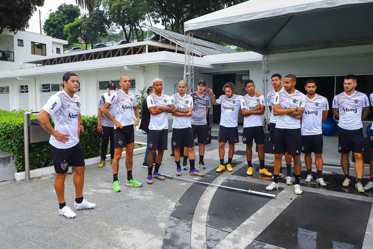 Hulk  apresentado como reforo do Atltico e conhece os companheiros na Cidade do Galo