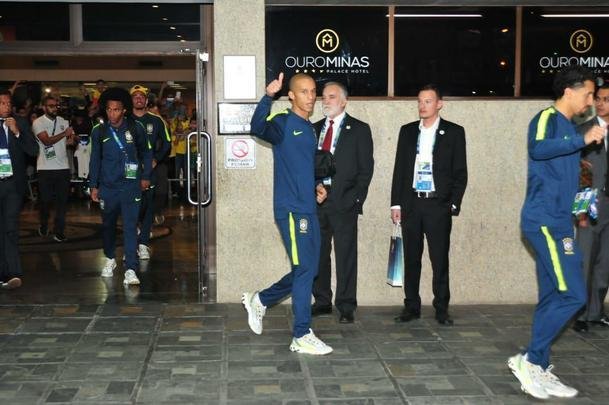 Jogadores da Seleo Brasileira deixaram o hotel rumo ao Mineiro e receberam apoio caloroso da torcida mineira para encarar a Argentina pela semifinal da Copa Amrica