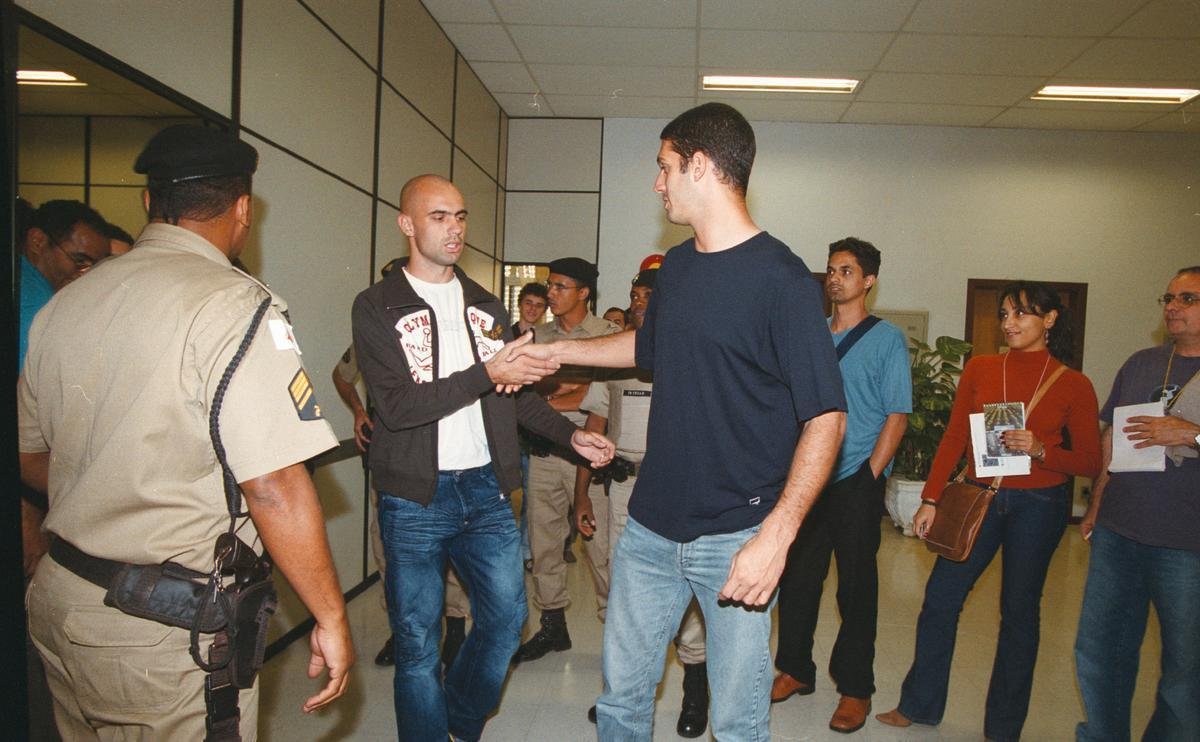 Briga entre Cris, do Cruzeiro, e goleiro Eduardo, do Atltico, no clssico de 2004. Dias depois, atletas fizeram as pazes em audincia no Juizado Especial Criminal, no Forum Lafayette