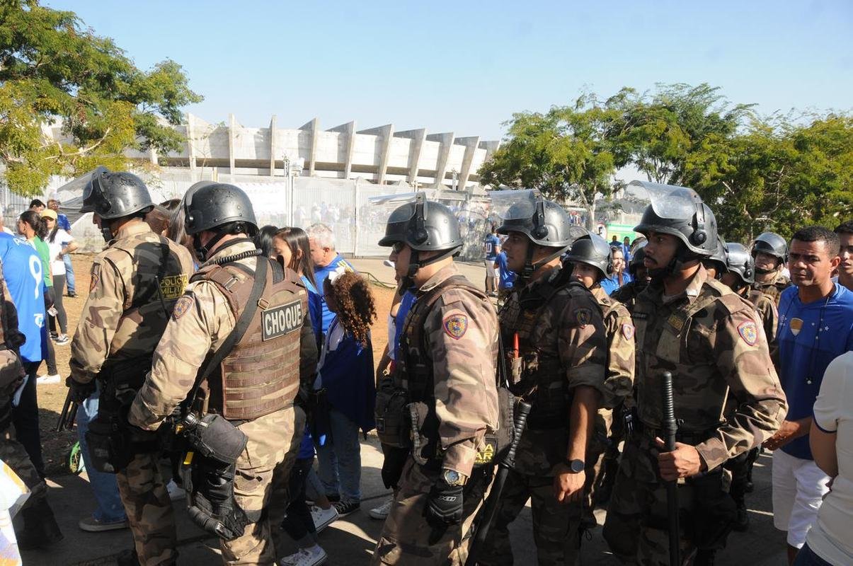 Chegada da torcida do Cruzeiro ao Mineiro para o jogo contra a Ponte Preta pela 13 rodada da Srie B do Campeonato Brasileiro. Estdio voltou a receber grande pblico