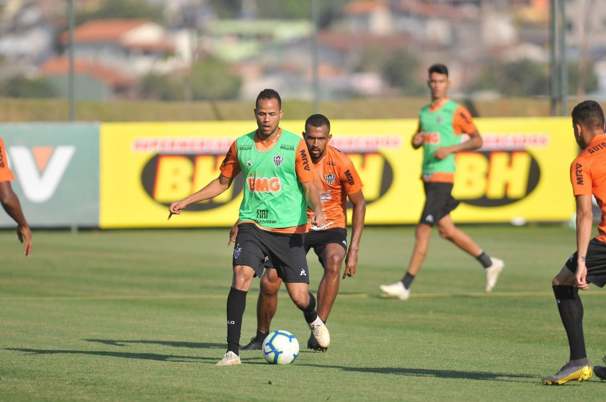 Tarde na Cidade do Galo teve entrevista de Di Santo, pronunciamento de Rui Costa e treino