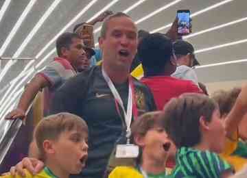 Comentarista da Rede Globo tirou fotos com fãs e cantou em apoio à Seleção Brasileira, que entra em campo pelas oitavas da Copa do Mundo