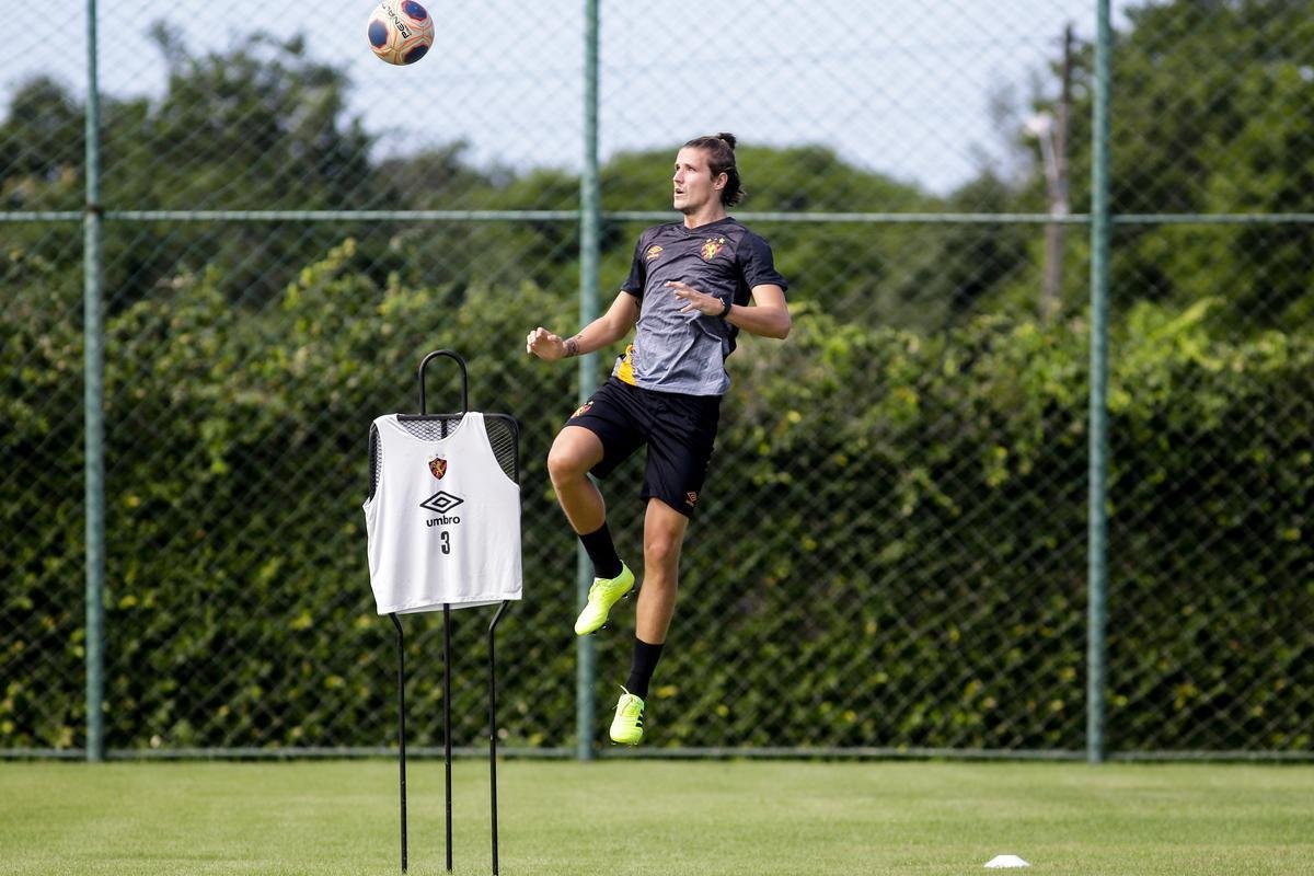 SÁBADO: o último dia de trabalho na semana repetiu a dinâmica da atividade de sexta, com circuito físico para condicionamento e uma movimentação curta com bola, de fundamento