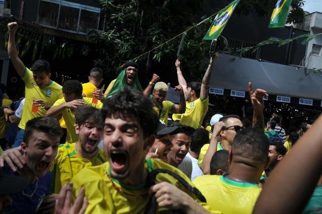 Na regio da Savassi, em BH, torcedores vibram com vitria do Brasil sobre a Sua, por 1 a 0, pela segunda rodada do Grupo G da Copa do Mundo do Catar