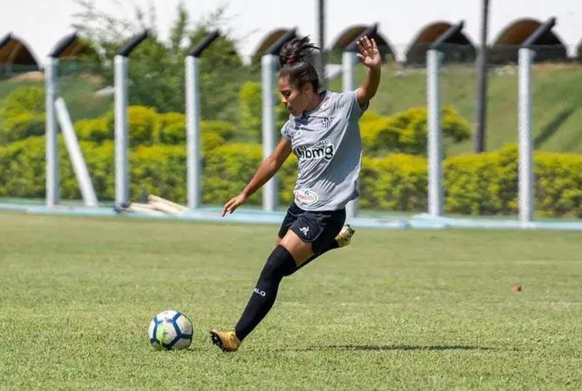 A atacante Gabrielle Jesus foi diagnosticada com COVID-19 em 20 de novembro de 2020.