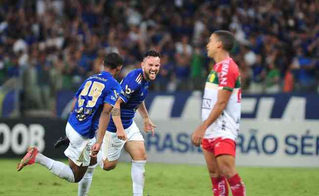 Giovanni marcou um golao, o segundo da vitria do Cruzeiro sobre o Brusque