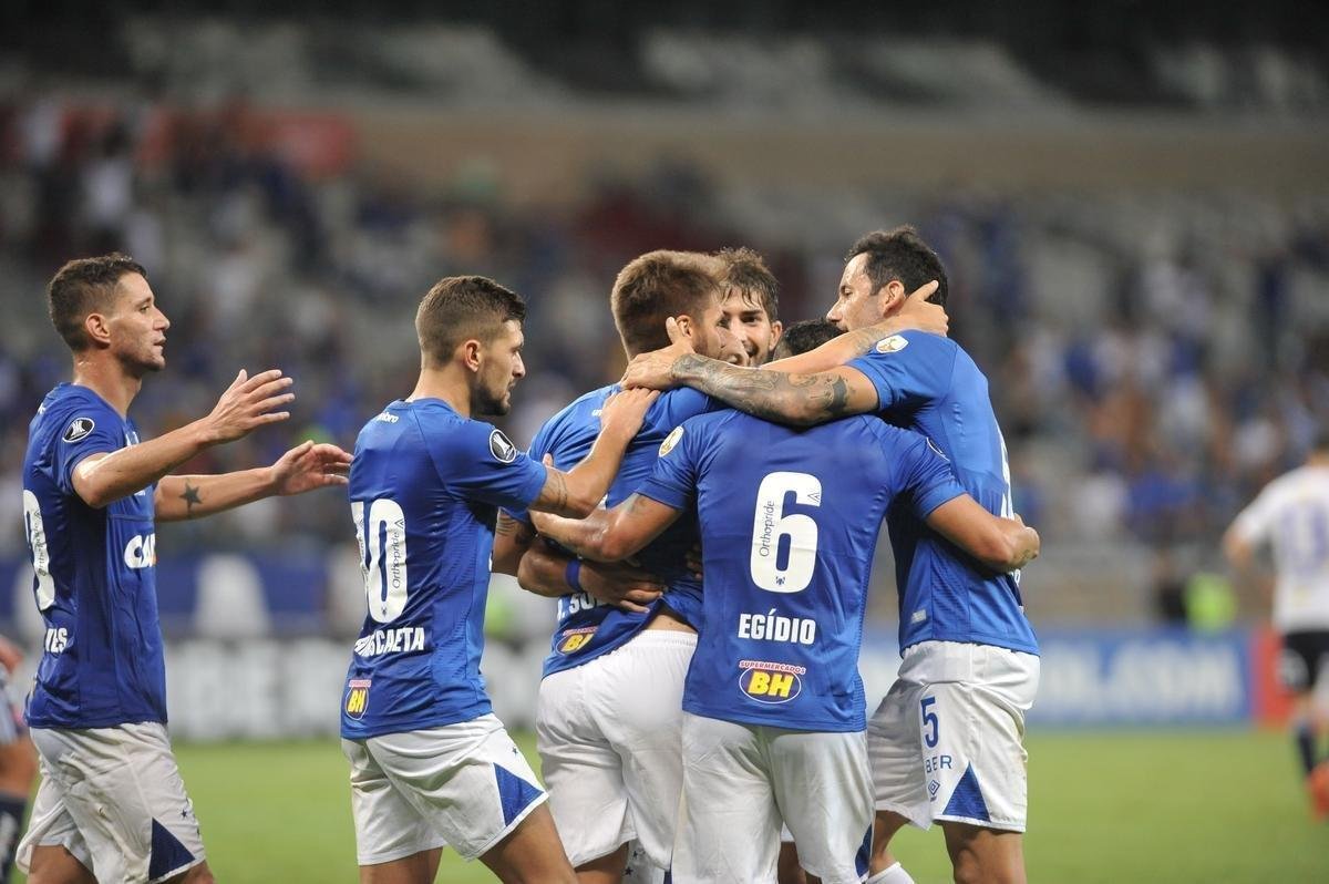 Rafael Sobis marcou o stimo gol do Cruzeiro sobre La U no Mineiro: 7 a 0
