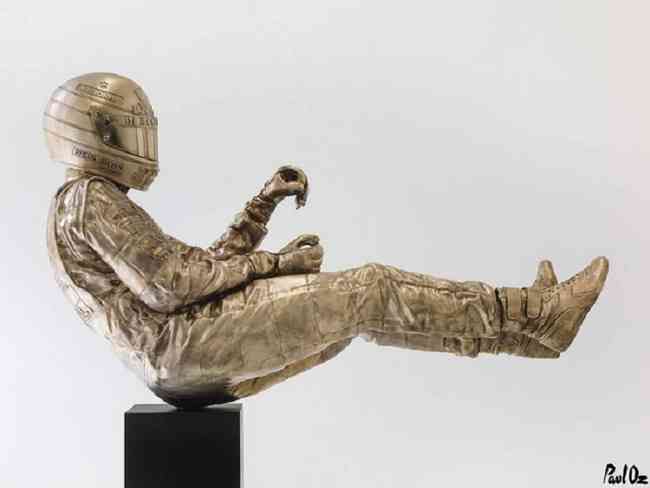 McLaren inaugura escultura de bronze em homenagem a Ayrton Senna em sede