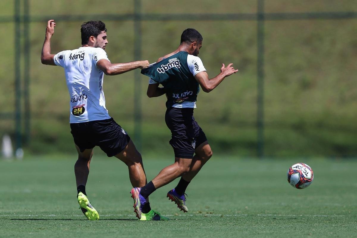 Fotos do coletivo entre profissionais e sub-20 do Atltico