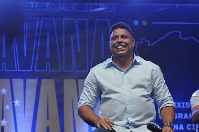 Ronaldo levou cruzeirenses de Conselheiro Lafaiete ao delrio ao participar da Caravana do Cruzeiro nesta quarta-feira (26). Fenmeno esteve acompanhado no palco de Pedro Loureno, patrocinador do clube, e ganhou msica nova produzida pelo rapper Das Quebradas