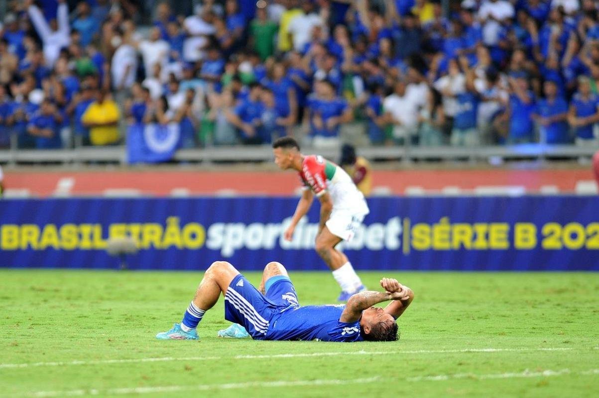 Com gol de Edu, Cruzeiro venceu Brusque por 1 a 0 no Mineiro pela segunda rodada da Srie B. Time e comisso tcnica comemoraram com a torcida no Gigante da Pampulha