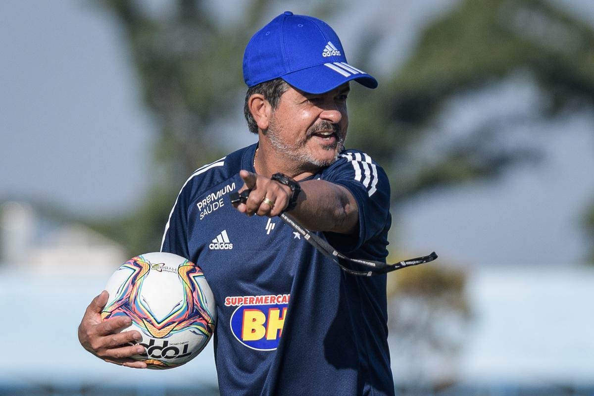 Fotos do primeiro treino do Cruzeiro, na Toca da Raposa II, sob o comando de Ney Franco. Treinador de 54 anos foi oficializado nesta quarta-feira