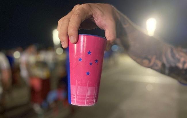 Copos cor de rosa com o escudo do Cruzeiro foram vendidos na esplanada do Mineiro. Essa  mais uma ao especial relacionada  campanha Outubro Rosa, de preveno contra o cncer de mama