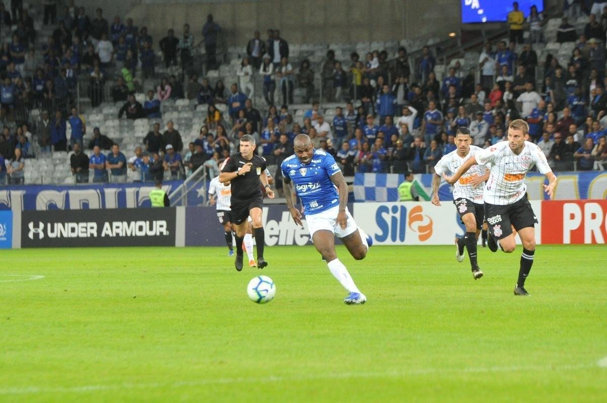 Fotos de Cruzeiro x Corinthians, no Mineiro, pela oitava rodada do Campeonato Brasileiro