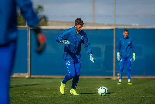Cruzeiro treinou nesta tera-feira no CT do Grmio, em Porto Alegre, e concluiu a preparao para o duelo com o Internacional, no Beira-Rio, pela semifinal da Copa do Brasil. Time precisa de vitria por dois gols de diferena para ir  final. Se vencer por um gol de vantagem, a deciso ser nos pnaltis. Rogrio Ceni deve escalar o time com Fbio; Edilson, Ded (Fabrcio Bruno), Leo e Dod; Henrique e Robinho; Marquinhos Gabriel, Thiago Neves e David; Pedro Rocha.