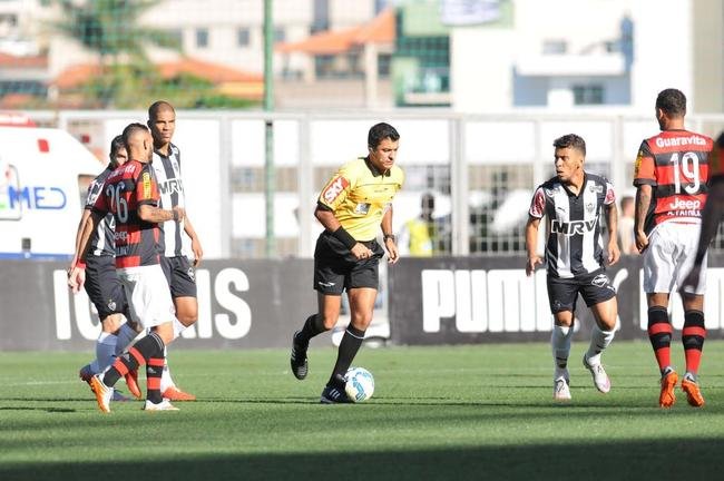 lances do primeiro tempo do jogo entre Atl�tico e Flamengo no Independ�ncia