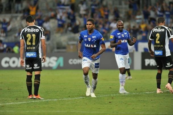 Em jogo com grande atuao do goleiro Fbio, Cruzeiro derrotou Santos de virada, por 2 a 1, com gols de Sass e Raniel; Gabriel Barbosa marcou para o Peixe, no Mineiro, pela 26 rodada do Brasileiro