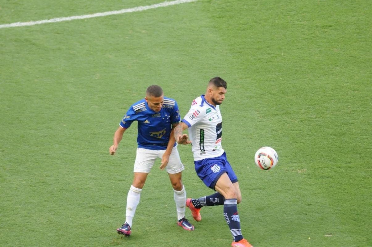 Cruzeiro goleou URT por 3 a 0 no Independncia com gols de Thiago, Machado e Edu em sua estreia no Mineiro. Ronaldo, dono da SAF, assistiu  partida no Horto. Duelo marcou estreia do tcnico uruguaio Paulo Pezzolano