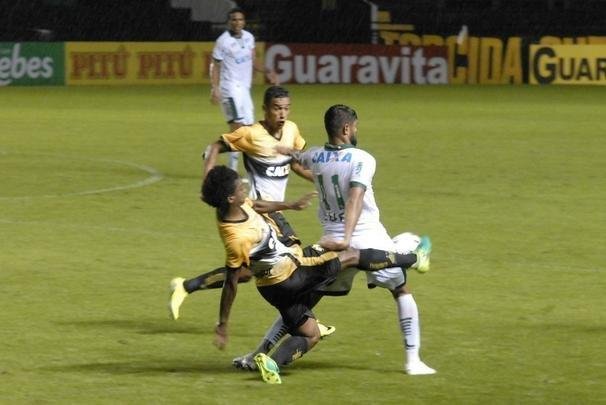 Fotos da vitria de virada do Amrica sobre o Cricima no Estdio Heriberto Hulse, em Cricima, pela Srie B