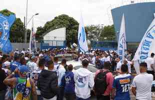 Torcedores do Cruzeiro foram  porta da Toca II apoiar os jogadores na vspera do jogo com o Flamengo