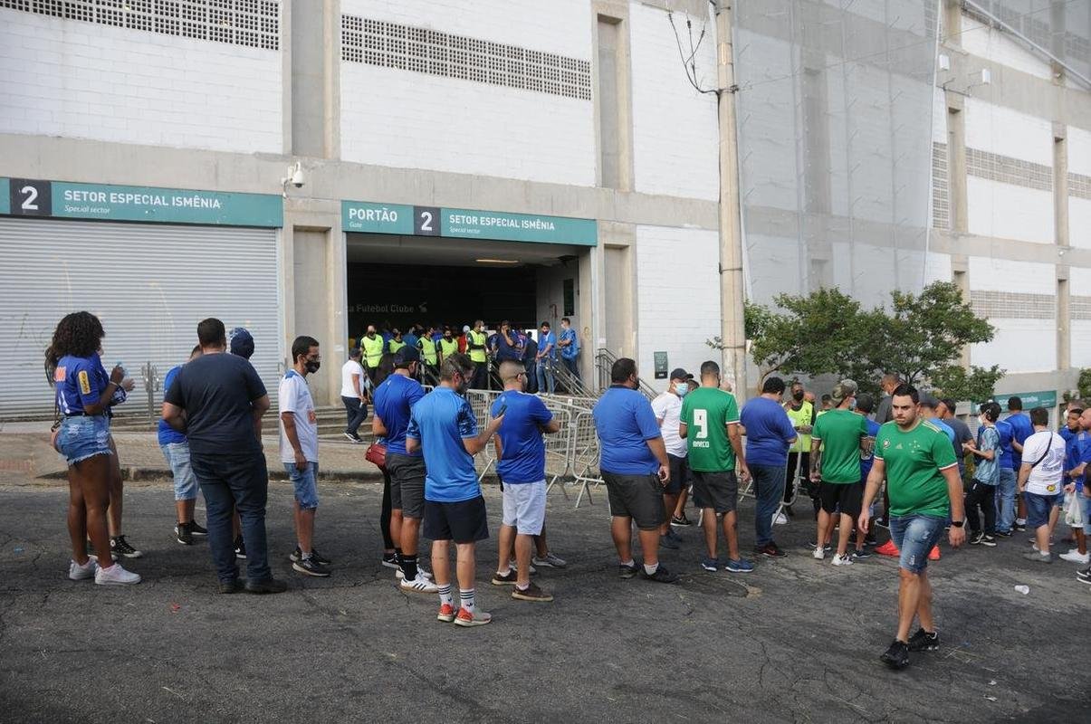 Fotos da torcida do Cruzeiro na vitria do time por 3 a 0 sobre a URT, no Independncia, pela primeira rodada do Campeonato Mineiro. Ronaldo, dono de 90% da SAF cruzeirense, esteve presente e foi ovacionado pelo pblico