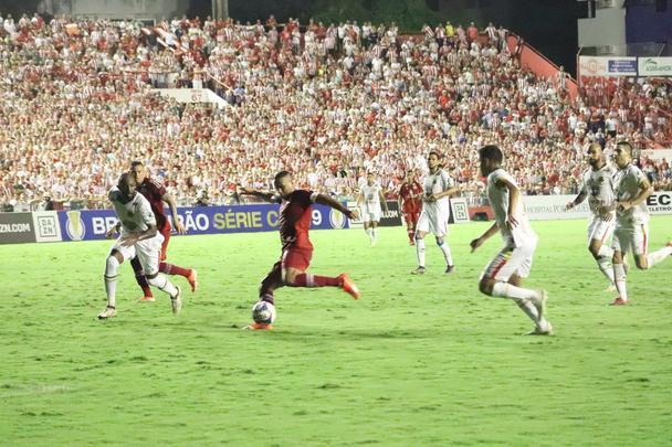 16ª rodada 12/8
Náutico 2x1 Sampaio Corrêa
Novamente pressionado, os alvirrubros voltaram a dar a resposta em uma nova vitória, de virada, com gols dos seus volantes. Josa empatou ainda no primeiro tempo e Jimenez, de pênalti na etapa final, deu ao Timbu a chance de se classificar já na rodada seguinte.