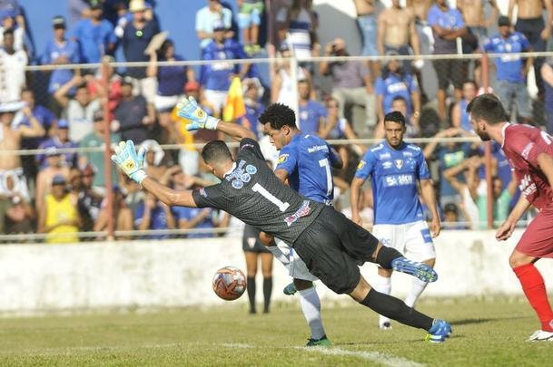 Lance do atacante Rafinha no segundo tempo